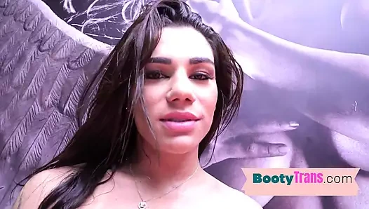 Boobylicious tranny becerdin içinde anal delik tarafından büyük siyah horoz