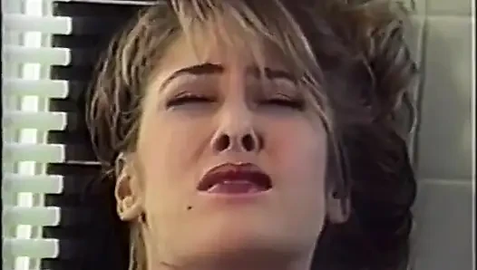 Sarışın küvette azıyor ve tek başına mastürbasyon yapıyor