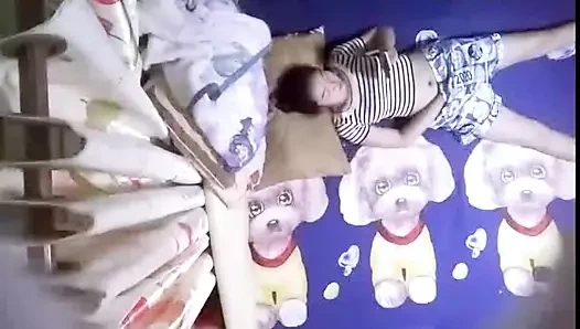 Erkek arkadaşımızın ne yaptığını görmek için dizüstü bilgisayarındaki kameraya bak. İşe gittiğimiz zaman 3