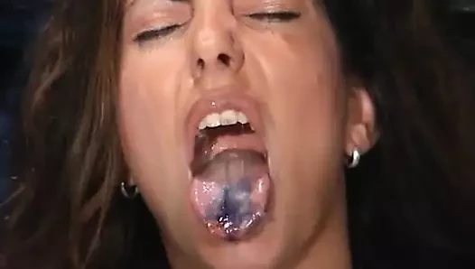 Karanlık odada köle eğlencesi.