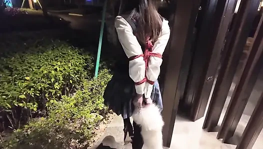 Okul üniformalı Hs19-a kız sokaklarda dolaştı