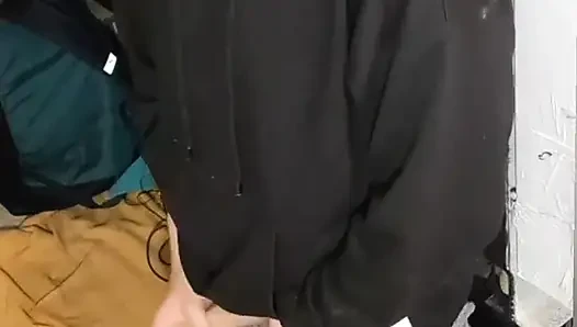 Mastürbasyon yapıyorum eşofman, siyah sweatshirt ve Nike spor ayakkabılarıyla