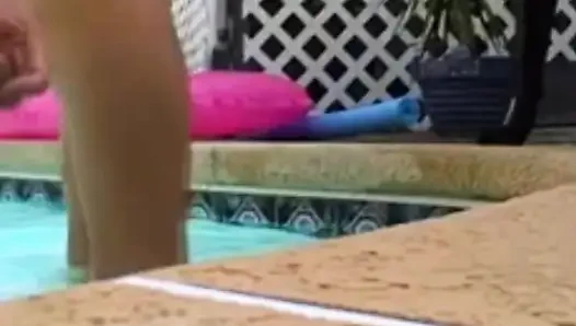 Brandon'ın havuz başı solo seansı