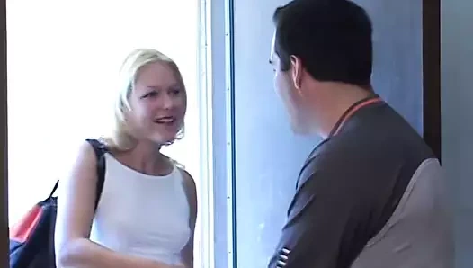 Azgın adam genç çocuk bakıcısını arar ve onu becermek için baştan çıkarır