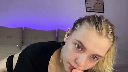 Jucielussie Kama Sutra poz vermeye ve emiyor