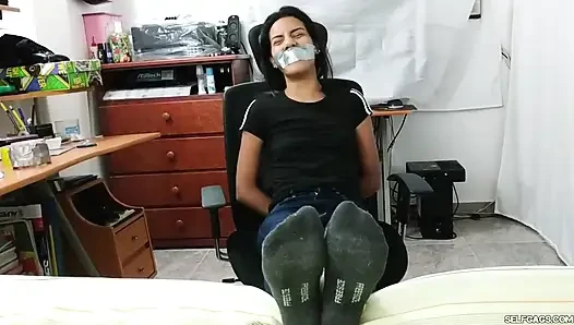 Üvey kız kardeşimin süper kokmuş ayaklarını temizliyorum! (bölüm 1/ 2)