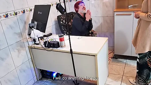 Kadın patron çalışana kıyafetlerini çıkarmasını ve götünü emiyor