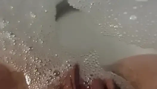 Banyoda orgazm oluyorum.