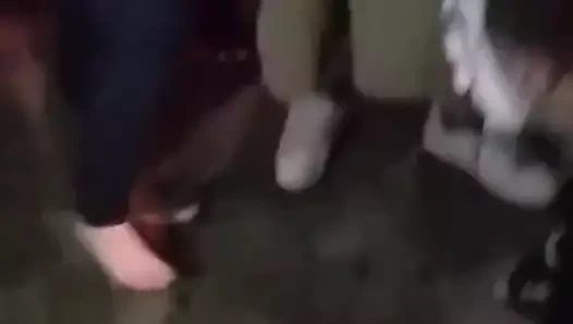 Yüzünde bazı ayakları olan palyaço