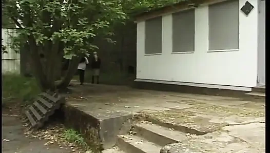 Sarışın azgın orta yaşlı seksi kadın evin dışında seks yapıyor