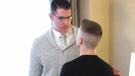 Gaycest Avrupalı üvey oğul Serg Shepard koca yaraklı babasını emiyor