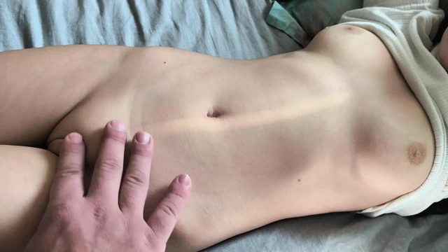 Seksi tayt giymiş üvey erkek kardeşimin bakire amcığımın konturlarını takip etmesine izin verdim