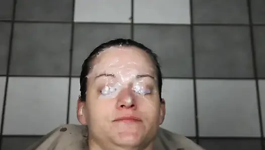 Edepsiz dees güzel yüzünü sikiyor