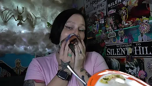 Dani takma olmadan ramen yiyor