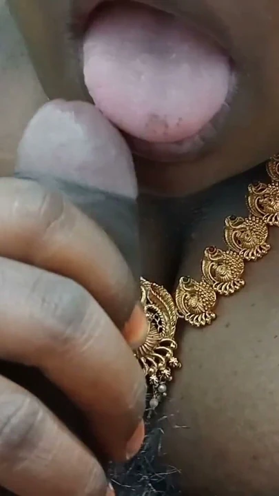 Desi Tamil bhabhi sakso çekiyor, ağzına aldığı spermin tamamını yutuyor ama pek sevmiyor | Clip 2