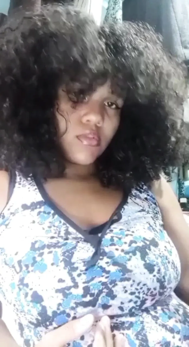 Ateşli latin orta yaşlı seksi kadın muz emiyor