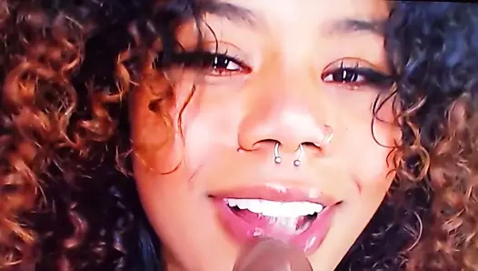 genç küçük latina saçmalamak için bazı horoz