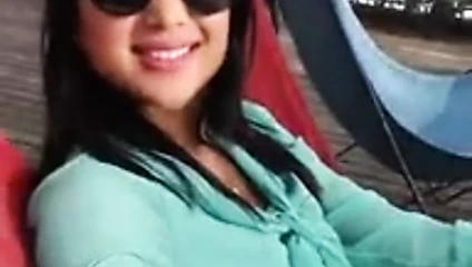 Güzel kızdan şirin selfieler