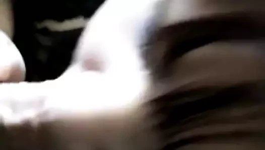 18 yaşındaki Laurie yüzüne boşalmaktan hoşlanıyor