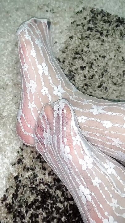 Seksi çoraplı ve eldivenli ayaklara masaj
