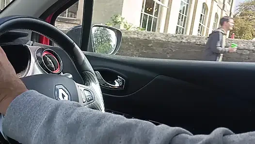 Seksi dilf taksi şoförü büyük sünnetsiz yarak mastürbasyon yapıyor ve boşalıyor - rockard daddy