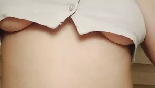 Güzel genç kız erkek arkadaşı için kendine dokunuyor