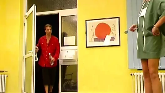 Seksi sarışın Alman piliç dolu bir penisle sikişiyor