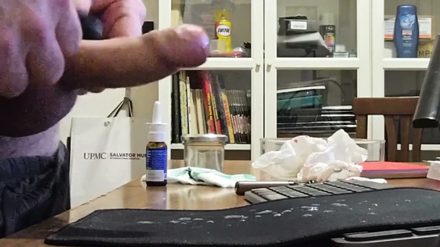 Ofiste çok güzel, masada ücretsiz bir su sıçrama var