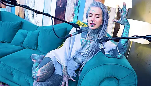 S hakkında konuşuyorum - utanç - asmr podcast sfw konuşuyor gotik sıska kız dreadlocks dövmeli model dövmeli kız