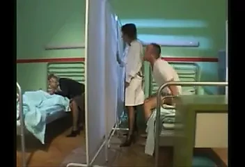 Женщина-медсестра начинает горячую больницу с 4 путями