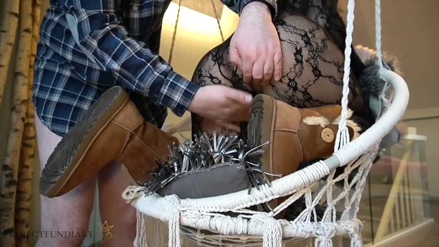 Üvey baba Ugg çizmelerine boşalmasını rol yapıyor