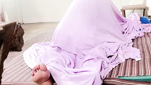 Uyuyan üvey kardeşim benim sıcak kedi tarafından uyandı