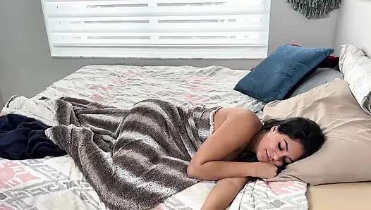 İri göğüslü latin üvey kız kardeş büyük yaraklı üvey erkek kardeş tarafından sikiliyor