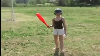 Masum genç pisi açık havada softball oynarken