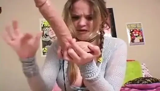 Kissy göğüs deliğini sikiyor