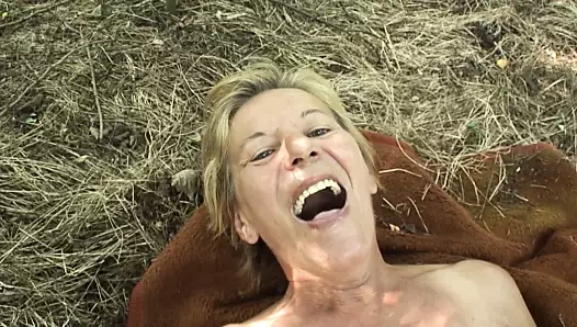 Sex Picknick im Wald mit Omi