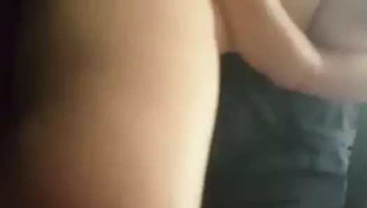 Parmaklar derin içinde o kedi