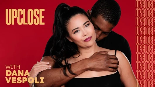 Yakın çekim - muhteşem azgın orta yaşlı seksi kadın Dana Vespoli Isiah Maxwell'in büyük yarağıyla kendine meydan okuyor!