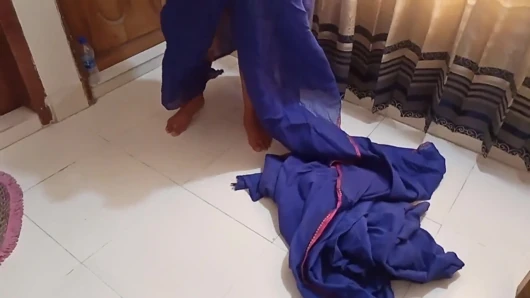 62 yaşındaki Filistinli güzel seksi nine sari ve bluz giyiyor sonra bir adam baştan çıkarıyor ve onunla sikişiyor