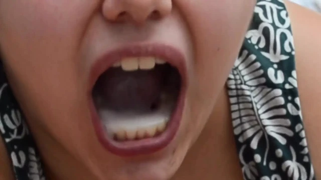 Девушка сосет хуй, пока я не кончу ей в рот в любительском видео