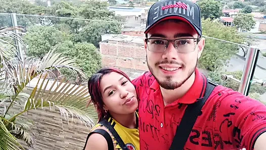 New York Abd'li 18 yaşındaki esmer büyük sarkık memeler üvey erkek kardeşinin büyük yarağını sikiyor