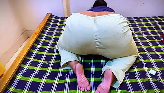 Kolaj kızı azgınken pansiyonda canlı gösteriye başlıyor