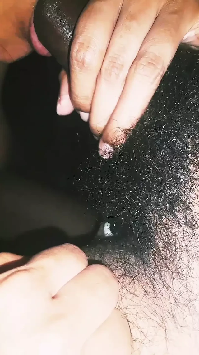 Тамильская девушка грязно разговаривает с папочкой, пока сосет его член