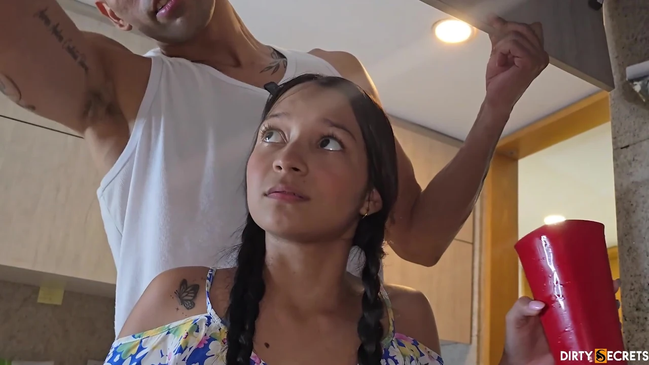 मैं अपने कर्मचारी को अपनी नौकरानी को चोदते हुए देखता हूं, मैं हस्तमैथुन करता हूं और फिर जब मैं उन्हें बेडरूम में पकड़ता हूं तो हम तीन लोगों वाली चुदाई करते हैं