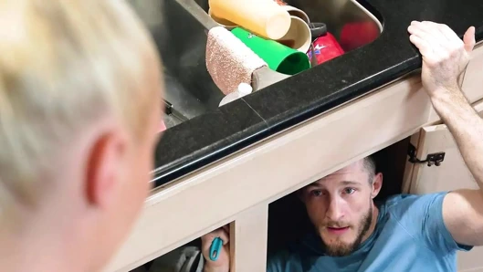 Büyük götlü orta yaşlı seksi kadın Kate Dee iç borularına hizmet veriyor - mylf ve tesisatçı