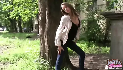 Minik mini eteğimde seninle alay etmeyi seviyorum