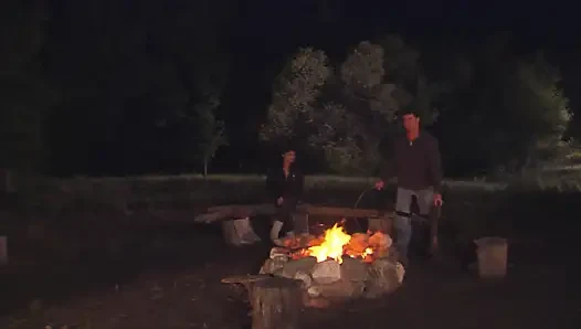 Vahşi doğada kemik ateşi yaktılar ve bütün gece sikiştiler