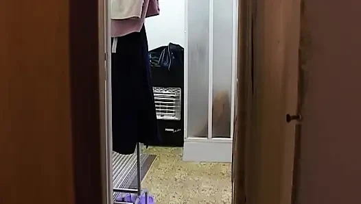 Hatun soyunuyor ve kapıdan eğiliyor