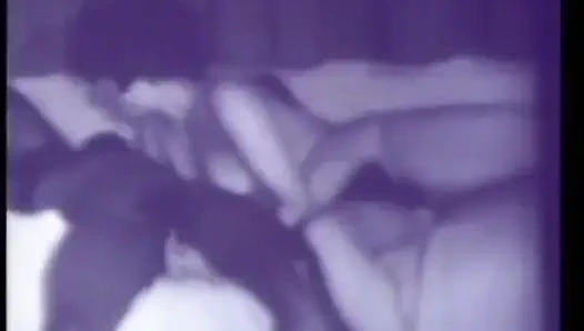 Azgın siyah beyaz orta yaşlı seksi kadın ve takma yarak dildo ile klasik üçlü grup seks (ses yok ama müzik)