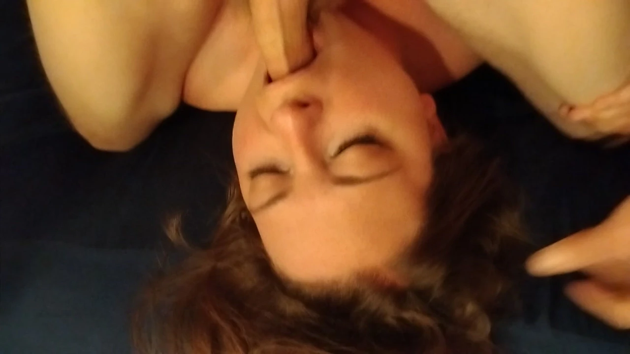 Sürtük küçük ağzını 💦 siktiğimi seviyor